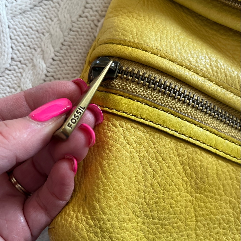 Fossil Large Yellow Leather Shoulder Bag spacious with Several Compartments - Picture 3 of 17
